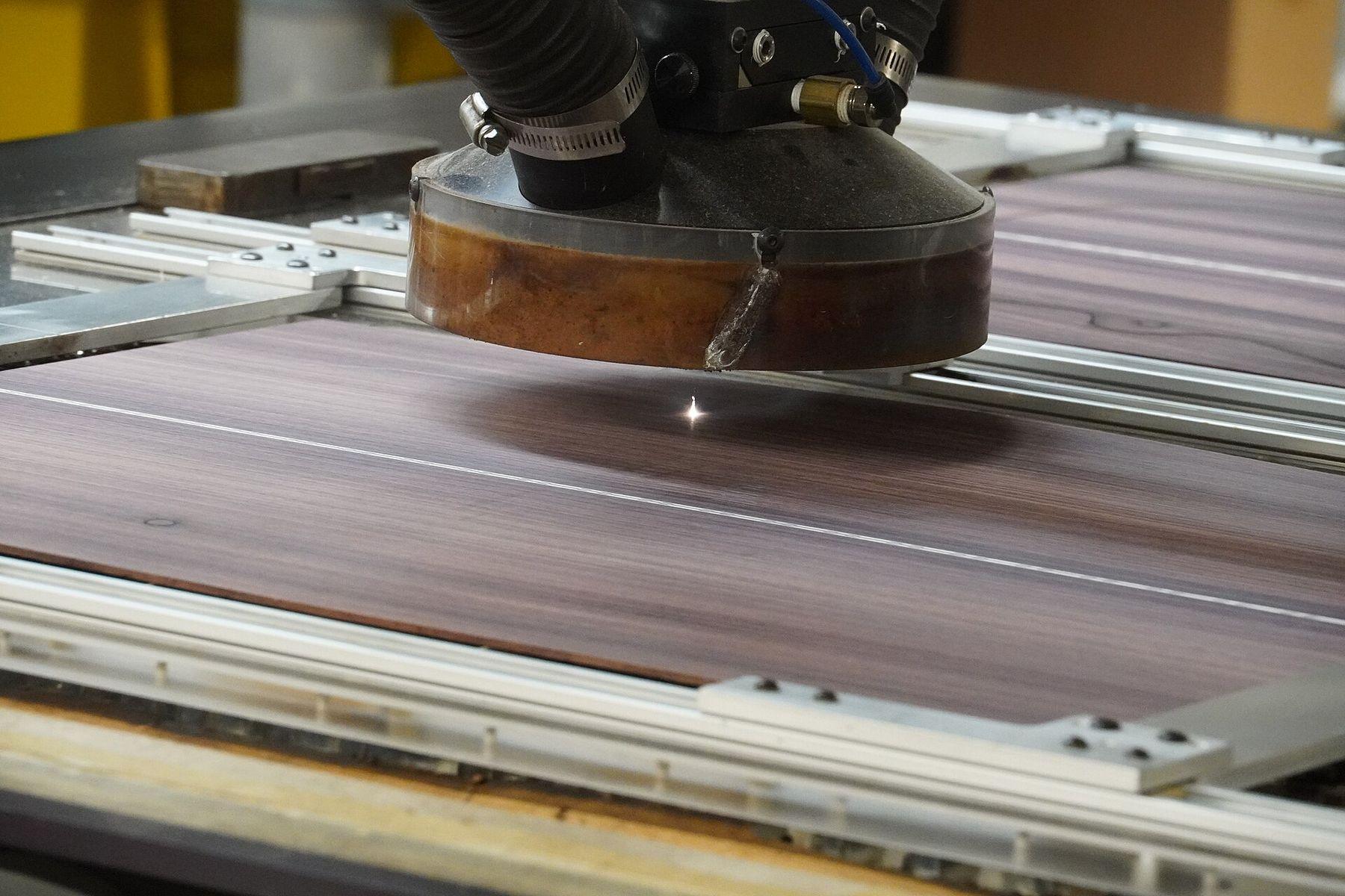 Laser cutting head working over a sheet